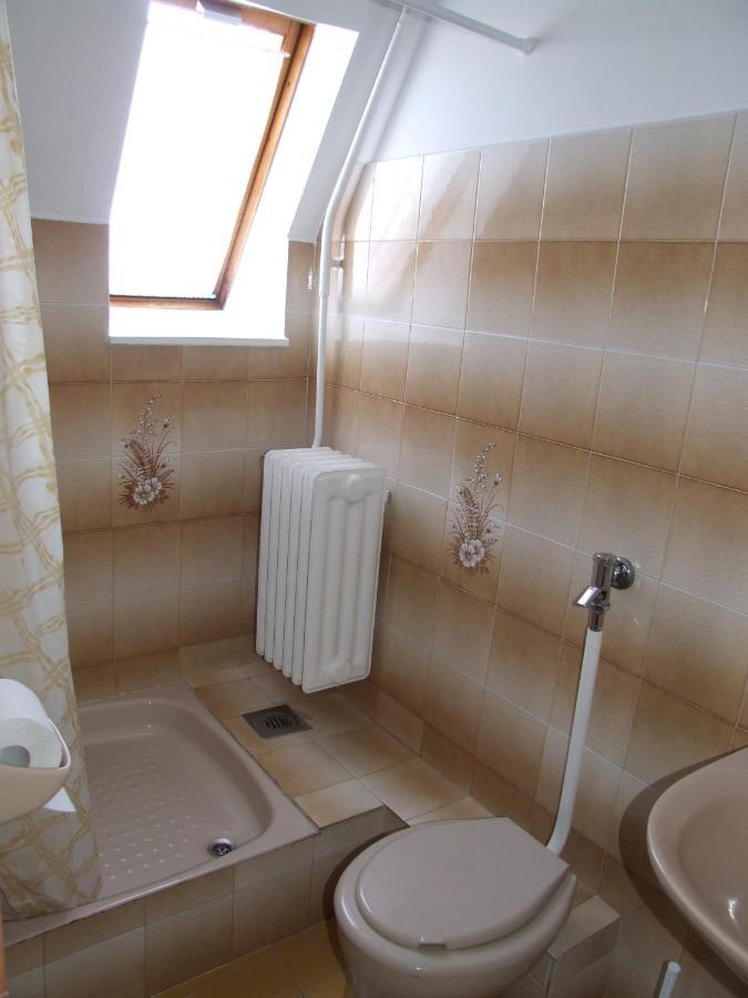 Hotel Revesz Vendeghaz Harkány Pokoj fotografie