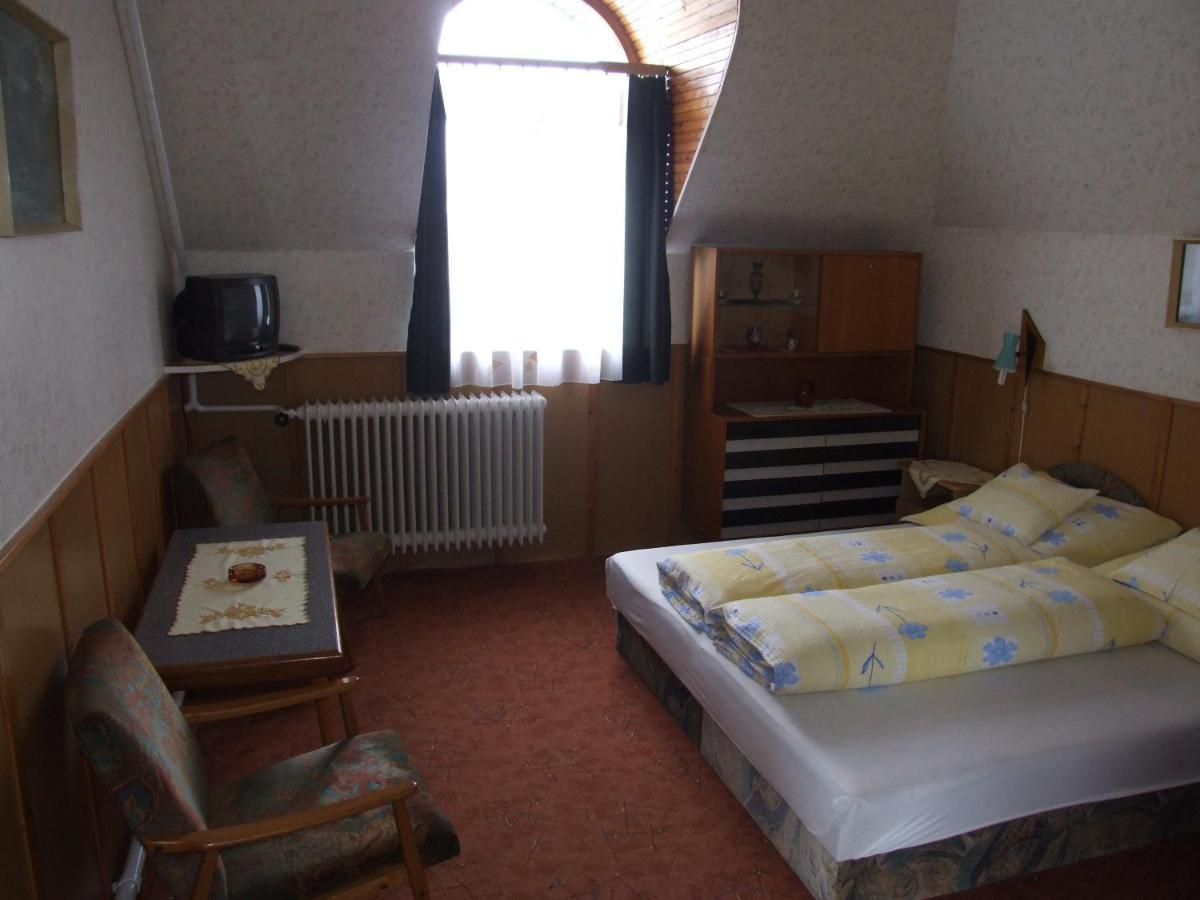 Hotel Revesz Vendeghaz Harkány Pokoj fotografie
