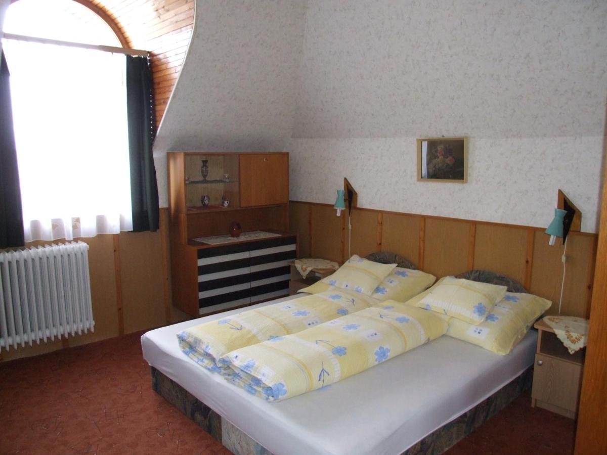 Hotel Revesz Vendeghaz Harkány Pokoj fotografie